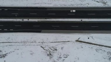 Hava yukarıdan karayolu trafiği düşük ile karlı kış gününde 