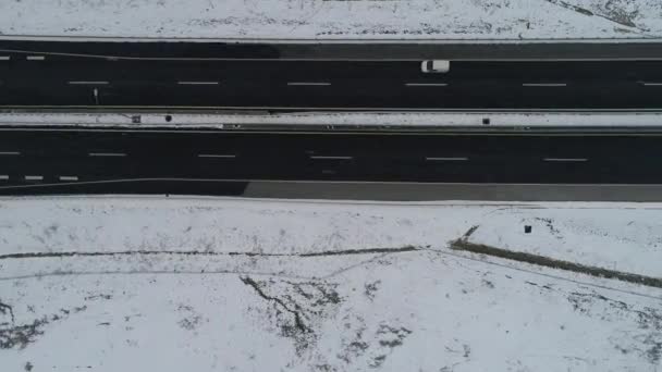 在下雪的冬日 交通便利的高速公路的空中视野 — 图库视频影像
