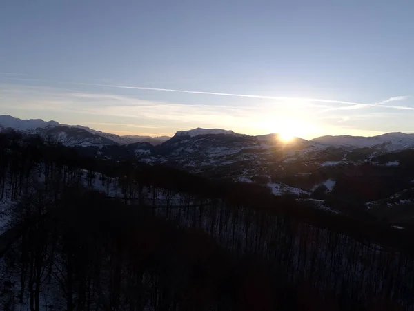 Luchtfoto Van Winterlandschap Zonsondergang Met Sneeuw Bedekte Bergtoppen Kerstavond — Stockfoto