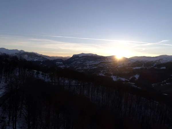 Vue Aérienne Paysage Hivernal Coucher Soleil Avec Des Sommets Enneigés — Photo