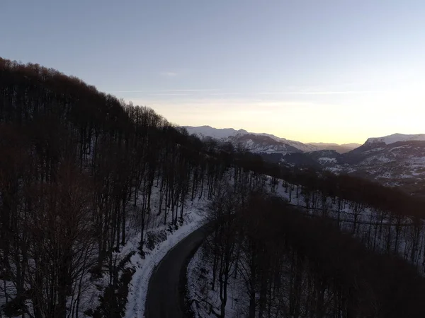 Luchtfoto Van Winterlandschap Zonsondergang Met Sneeuw Bedekte Bergtoppen Kerstavond — Stockfoto