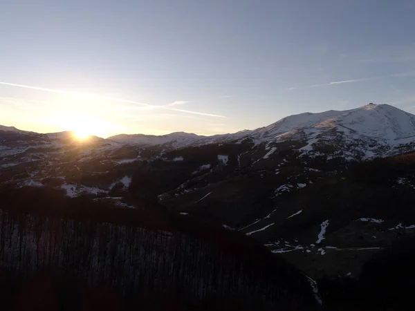 Vue Aérienne Paysage Hivernal Coucher Soleil Avec Des Sommets Enneigés — Photo