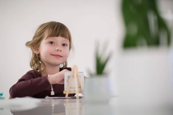 Gelukkig Klein Meisje Schilderij Doek Afbeelding Thuis — Stockfoto