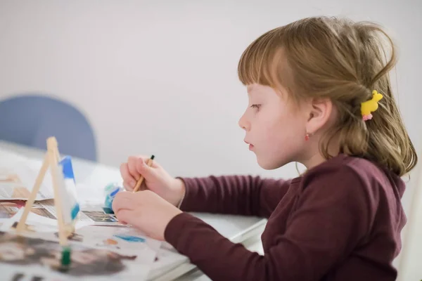 Feliz Niña Pintura Sobre Lienzo Imagen Casa — Foto de Stock