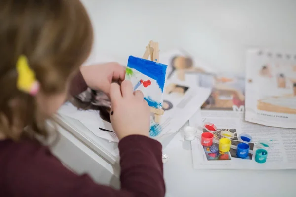 Gelukkig Klein Meisje Schilderij Doek Afbeelding Thuis — Stockfoto