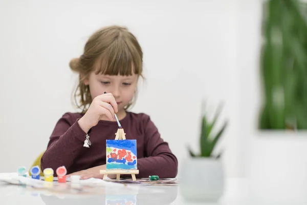 Gelukkig Klein Meisje Schilderij Doek Afbeelding Thuis — Stockfoto