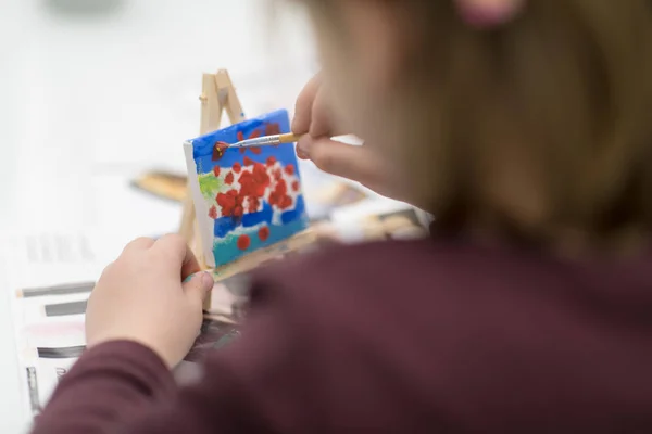 Lycklig Liten Flicka Målning Duk Bild Hemma — Stockfoto