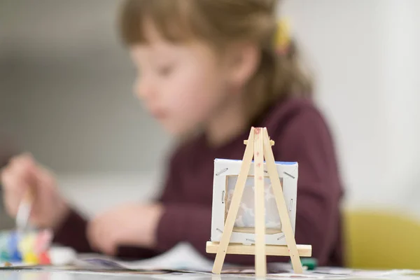 Glücklich Kleines Mädchen Malerei Auf Leinwand Bild Hause — Stockfoto