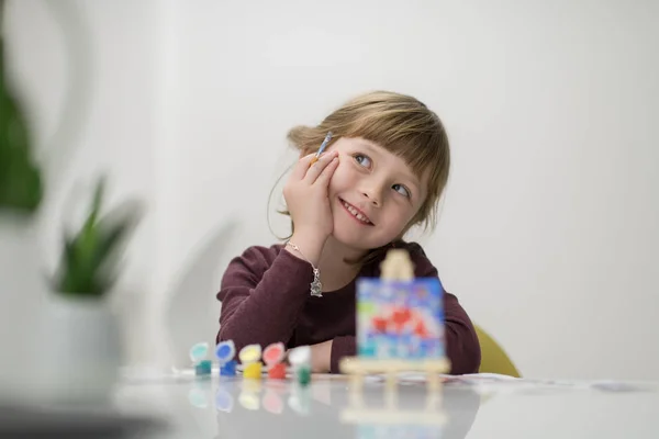 Lycklig Liten Flicka Målning Duk Bild Hemma — Stockfoto