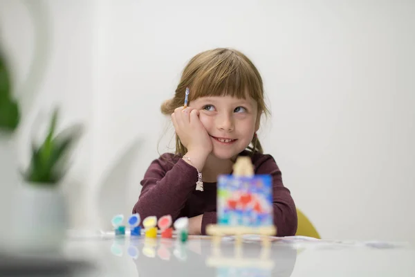 Feliz Menina Pintura Tela Imagem Casa — Fotografia de Stock