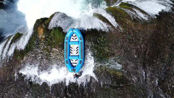 Grupo Personas Que Realizan Actividades Rafting Aguas Bravas Río Salvaje —  Fotos de Stock