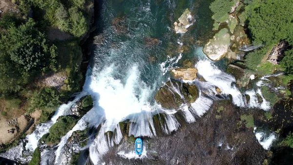 Gruppo Persone Che Fanno Rafting Sul Fiume Selvaggio Con Cascata — Foto stock gratuita