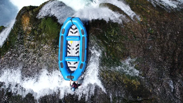 Gruppo Persone Che Fanno Rafting Sul Fiume Selvaggio Con Cascata — Foto Stock