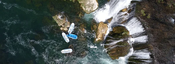 Grupo Personas Que Realizan Actividades Rafting Aguas Bravas Río Salvaje —  Fotos de Stock