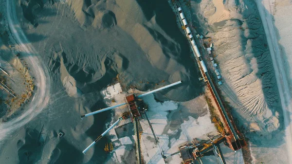 建築材料工場における砕石採石場機械の空中上面図 — ストック写真
