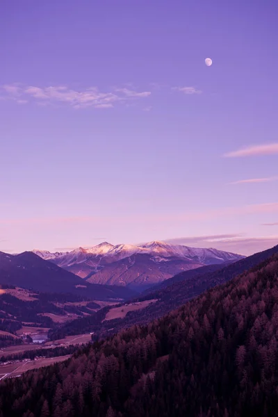 冬天的山美丽的高山全景雪盖帽欧洲高山 — 免费的图库照片