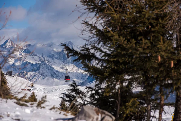 冬天的山美丽的高山全景雪盖帽欧洲高山 — 图库照片