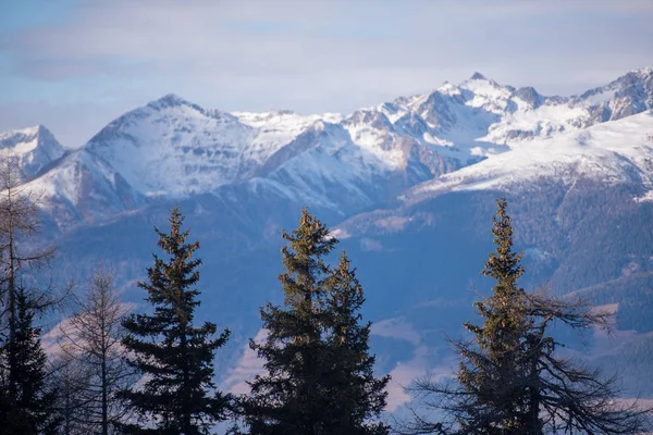 冬天的山美丽的高山全景雪盖帽欧洲高山 — 图库照片