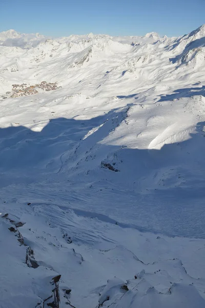 冬天的山美丽的高山新鲜雪盖帽的法国阿尔卑斯山的全景 — 图库照片