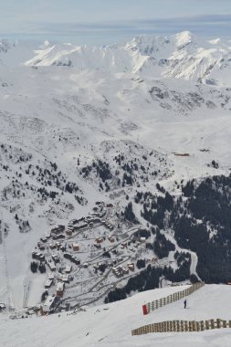 Kış dağlar dağ manzarasına taze kar fransız alps şapkalı güzel