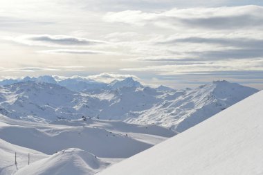 Kış dağlar dağ manzarasına taze kar fransız alps şapkalı güzel