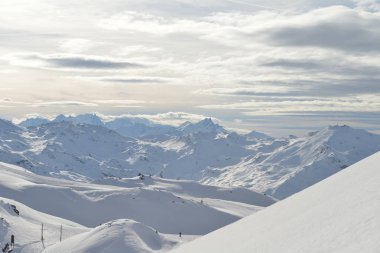 Kış dağlar dağ manzarasına taze kar fransız alps şapkalı güzel