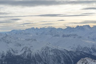 Kış dağlar dağ manzarasına taze kar fransız alps şapkalı güzel