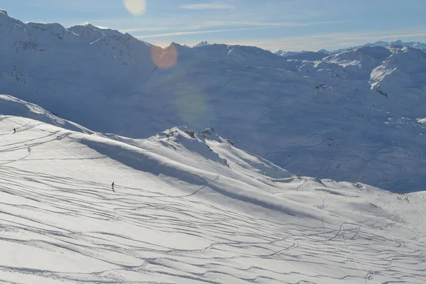 冬天的山美丽的高山新鲜雪盖帽的法国阿尔卑斯山的全景 — 图库照片