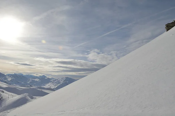 冬の美しい新鮮な雪のアルプスのパノラマ ビューを頂いたフレンチ アルプスの山々 — ストック写真