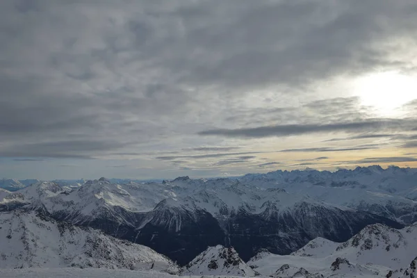 Kış Dağlar Dağ Manzarasına Taze Kar Fransız Alps Şapkalı Güzel — Stok fotoğraf