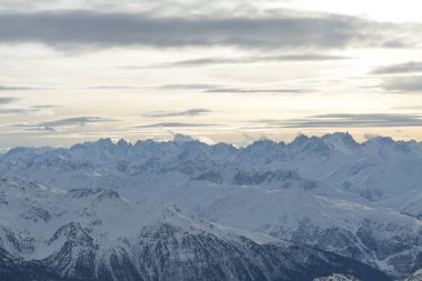 Kış dağlar dağ manzarasına taze kar fransız alps şapkalı güzel