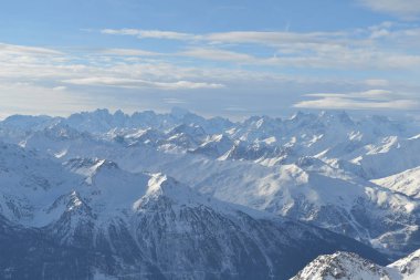 Kış dağlar dağ manzarasına taze kar fransız alps şapkalı güzel