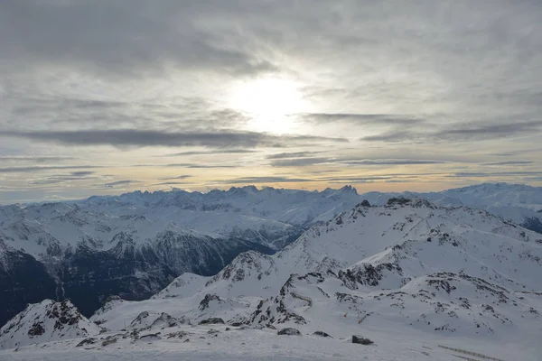 冬天的山美丽的高山新鲜雪盖帽的法国阿尔卑斯山的全景 — 图库照片
