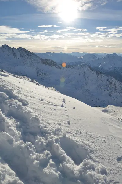 冬天的山美丽的高山新鲜雪盖帽的法国阿尔卑斯山的全景 — 图库照片