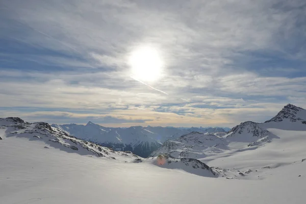 冬天的山美丽的高山新鲜雪盖帽的法国阿尔卑斯山的全景 — 图库照片