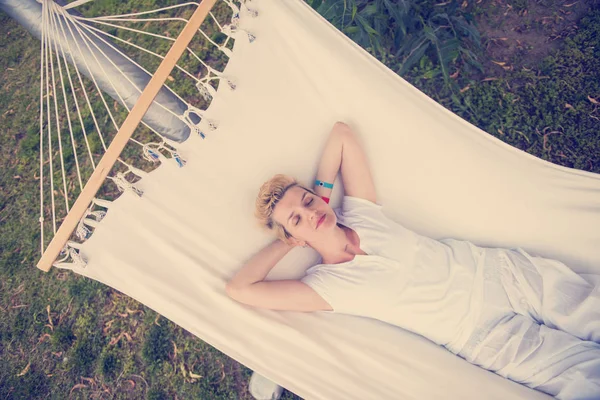 美丽的年轻女子享受自由时间 而在后院的白色吊床休息 — 图库照片