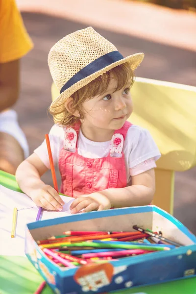 Linda Niña Alegre Pasar Tiempo Usando Lápiz Crayones Mientras Dibuja — Foto de Stock