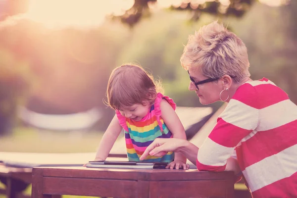 Mãe Feliz Sua Filhinha Desfrutando Tempo Livre Usando Computador Tablet — Fotografia de Stock