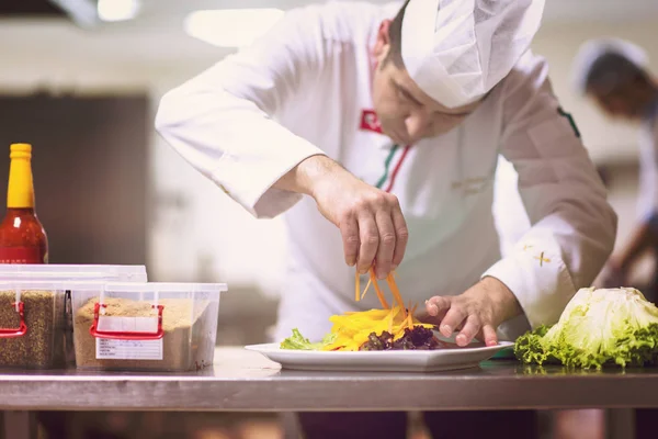 Köksmästare Som Serverar Grönsakssallad Tallrik Restaurangkök — Stockfoto