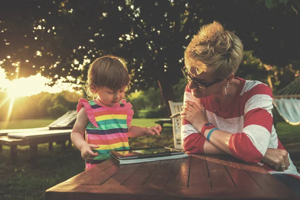 Mãe Feliz Sua Filhinha Desfrutando Tempo Livre Usando Computador Tablet — Fotografia de Stock