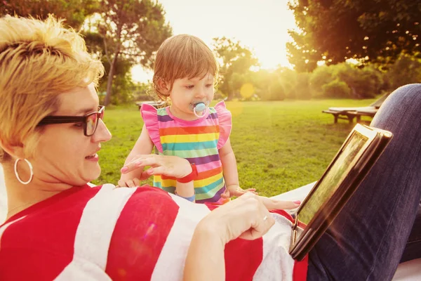 Happy Mother Her Little Daughter Enjoying Free Time Using Tablet — Stock Photo, Image