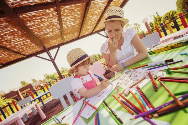 Giovane Madre Sua Piccola Figlia Trascorrono Allegramente Del Tempo Insieme — Foto Stock