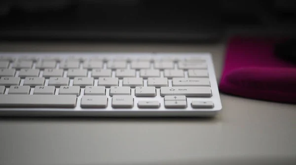 Schlanke Tastatur in dunkler Nacht — Stockfoto