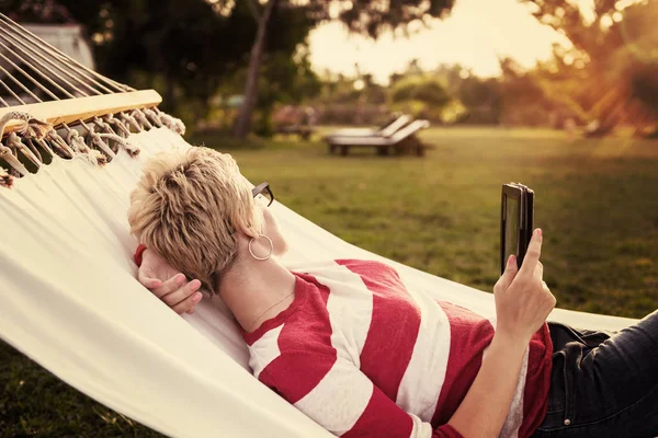 Jonge Vrouw Met Behulp Van Een Tablet Terwijl Ontspant Hangmat — Stockfoto