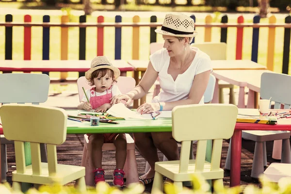 Giovane Madre Sua Piccola Figlia Trascorrono Allegramente Del Tempo Insieme — Foto Stock