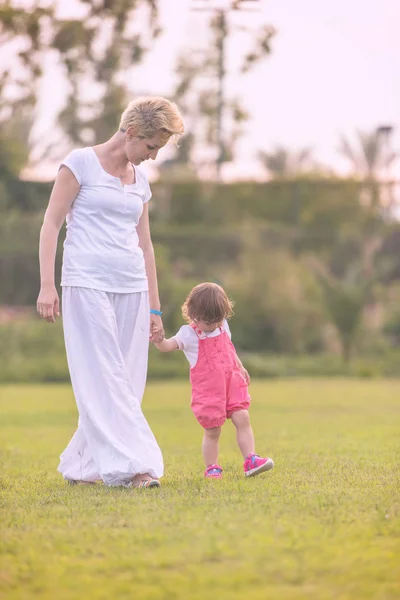 Ung Mamma Och Söta Lilla Dotter Åtnjuter Fri Tid Spelar — Stockfoto