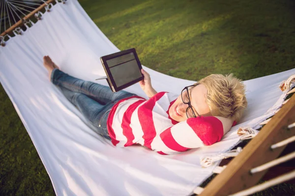 Jovem Mulher Usando Computador Tablet Enquanto Relaxa Rede Jardim Tranquilo — Fotografia de Stock