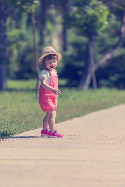 Linda Menina Com Chapéu Alegremente Passar Tempo Enquanto Corria Parque — Fotografia de Stock