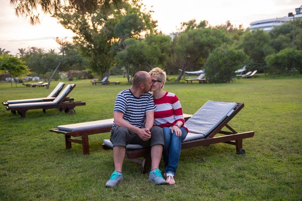 Romantische Jong Koppel Genieten Van Vakantie Terwijl Ontspant Zonnebank Hotel — Stockfoto