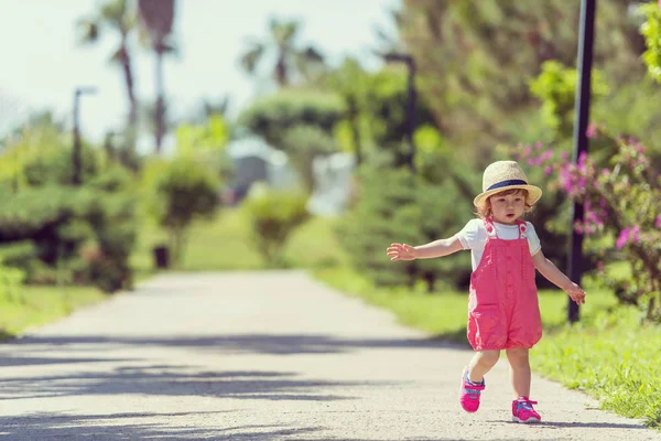 Linda Niña Con Sombrero Alegremente Pasar Tiempo Mientras Ejecuta Parque —  Fotos de Stock